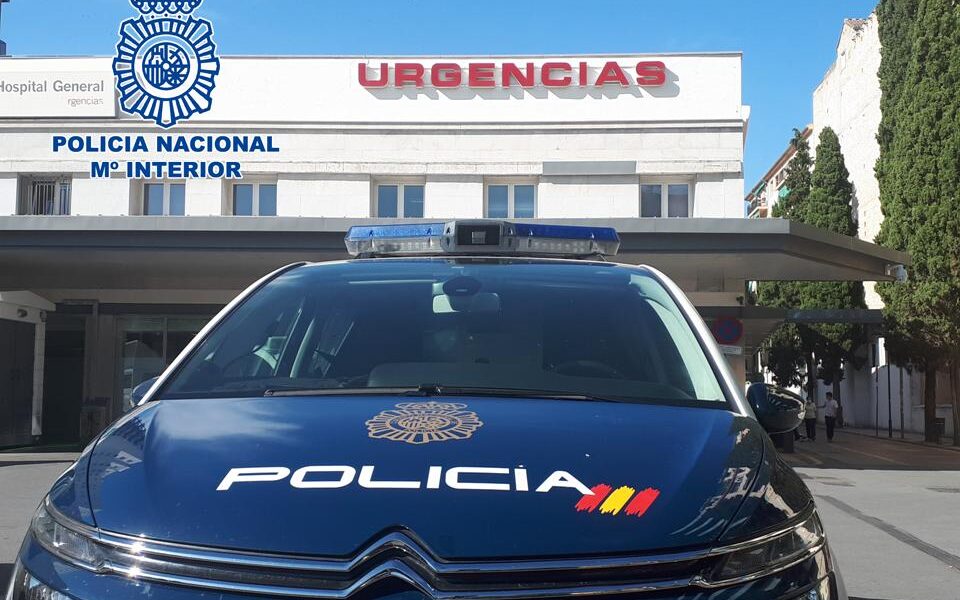Vehiculo policial en hospital