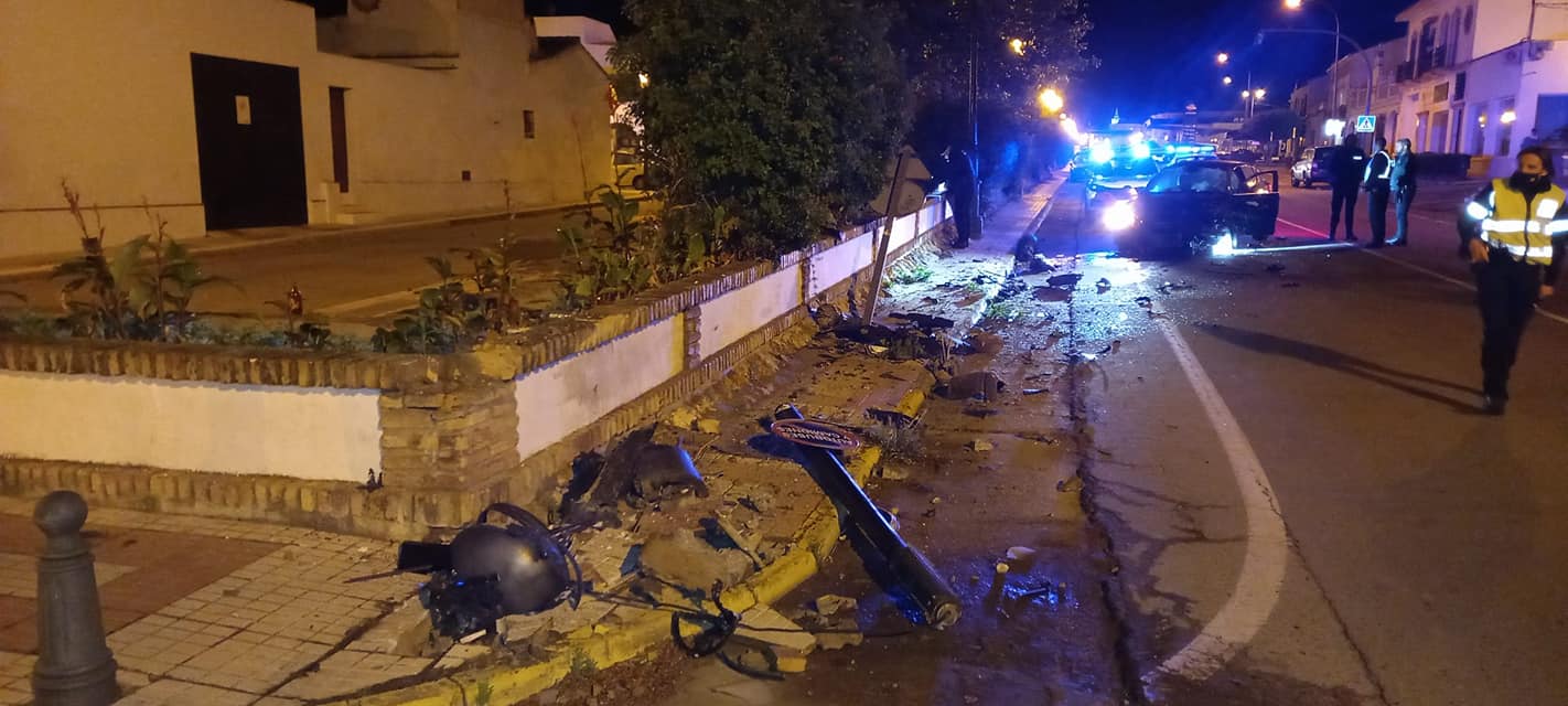 Un conductor borracho causa importantes daños en una calle de Almonte