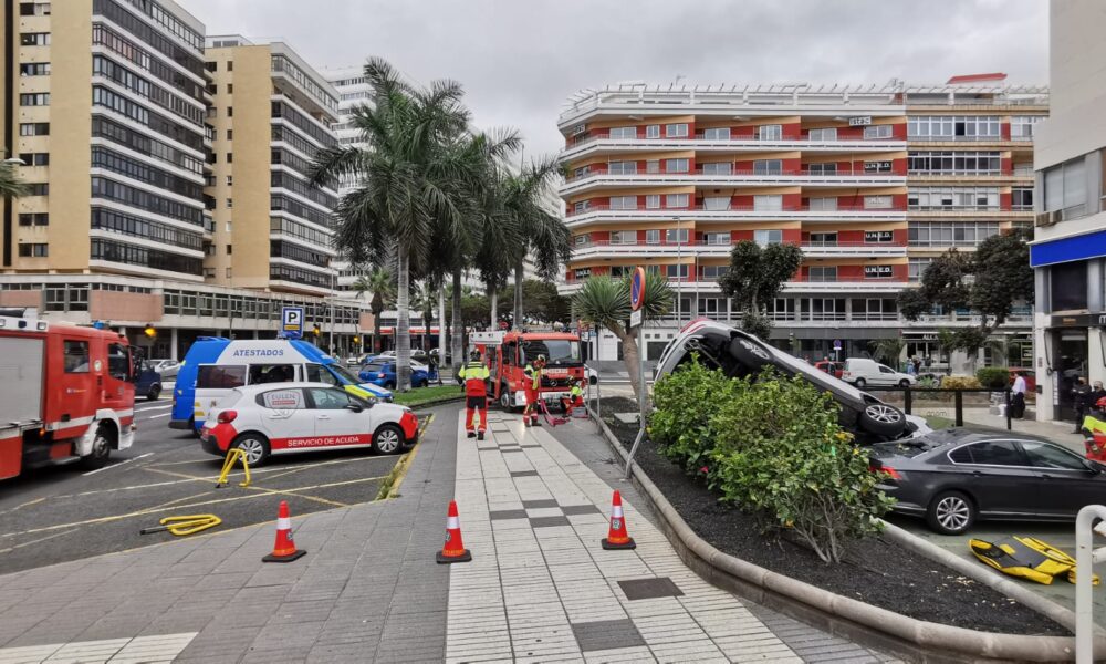 Una conductora cae por un terraplén cuando intentaba aparcar su vehículo