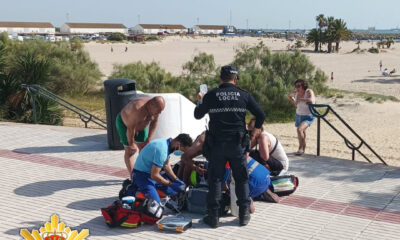 Salvan la vida a un vecino de El Cuervo que convulsionaba en una playa de Cádiz