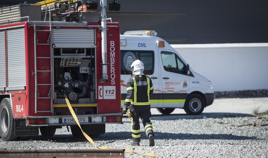 Diez personas afectadas por inhalación de humo en un incendio de vivienda en Granada