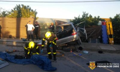 Un conductor herido tras estrellar su coche contra una farola en Sanlúcar