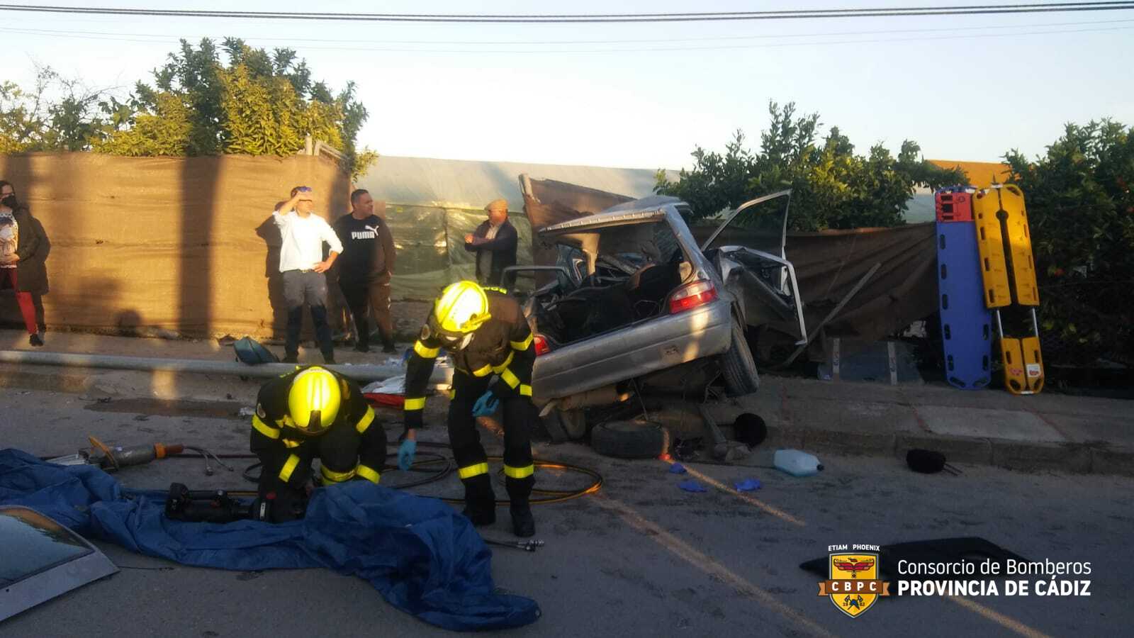 Un conductor herido tras estrellar su coche contra una farola en Sanlúcar