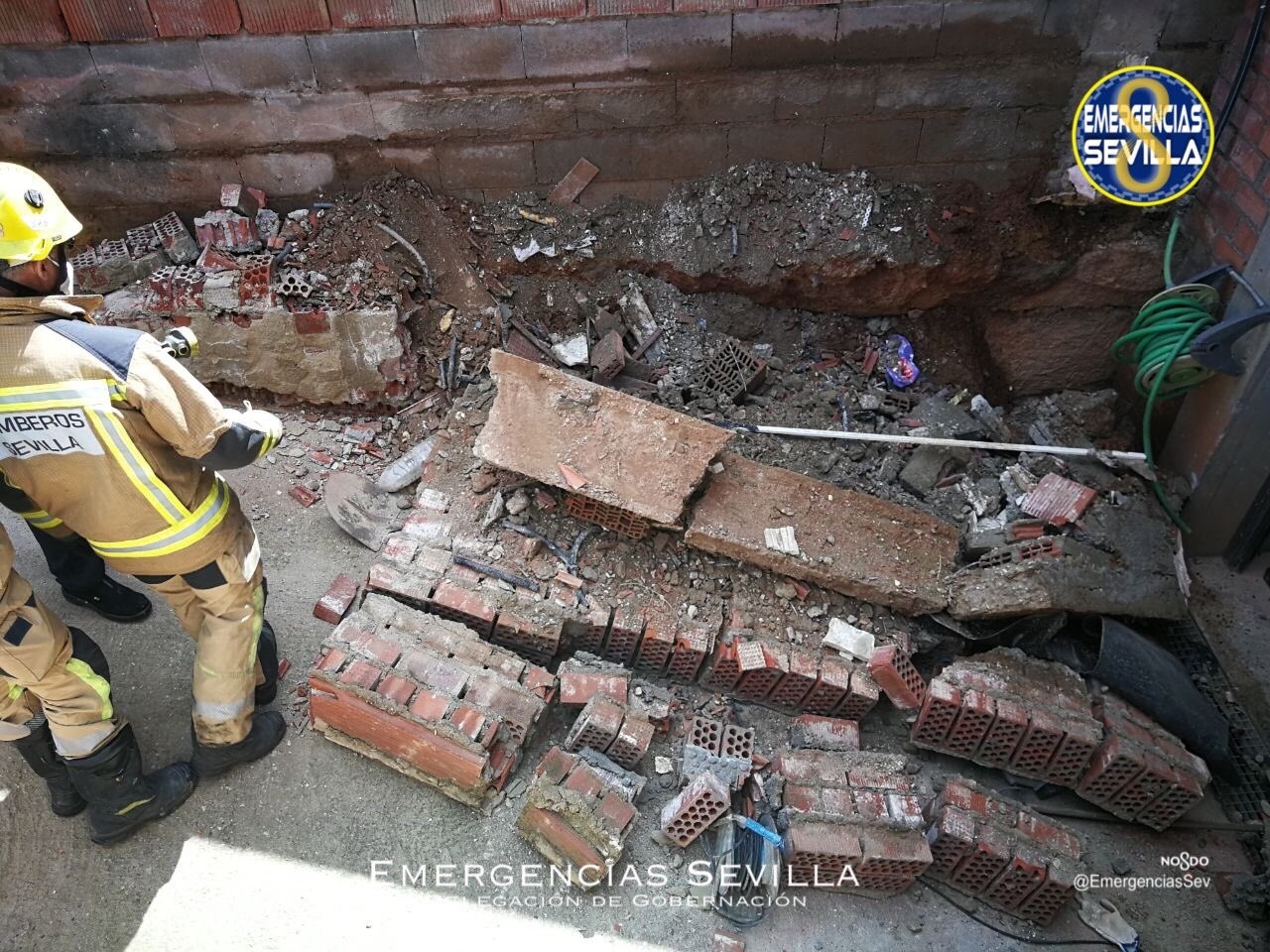 Herido tras quedar sepultado bajo un muro de una vivienda de Valdezorras