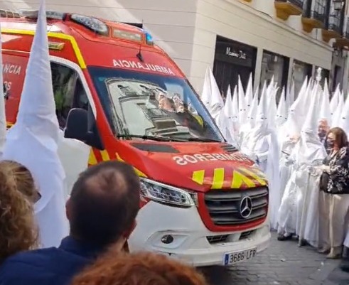 Interrumpen la procesión de La Paz en Sevilla tras sufrir una persona un infarto