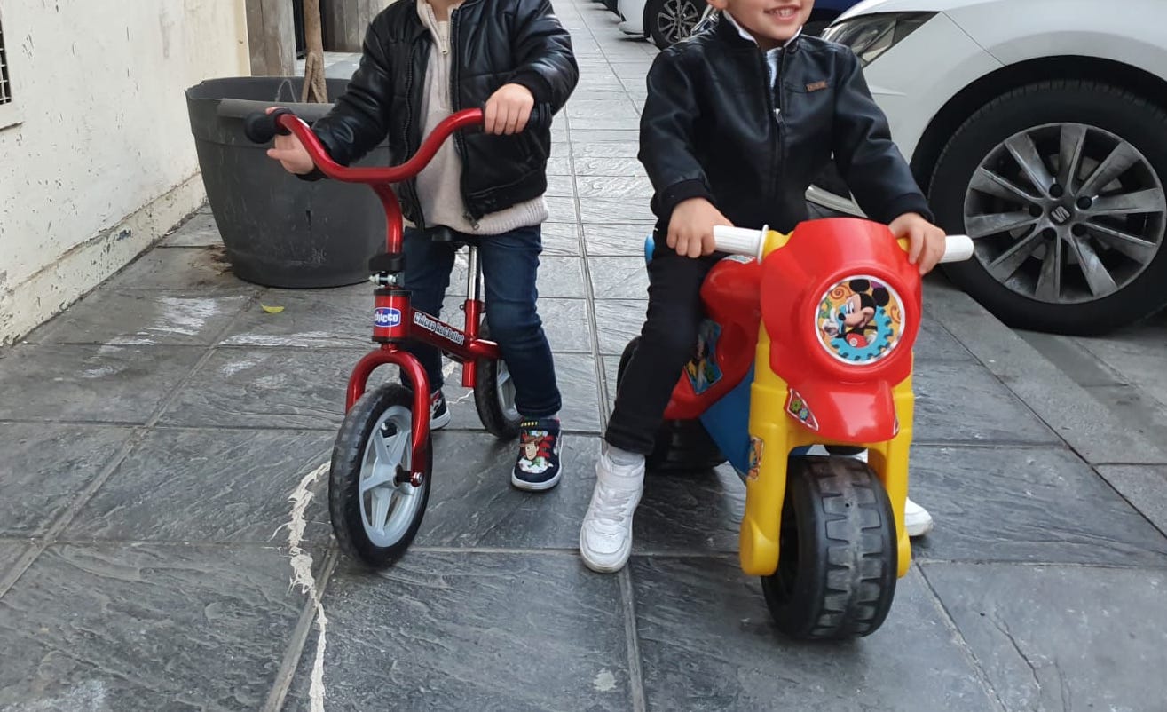 Dos niños de dos años se "fugan" en moto de su guardería