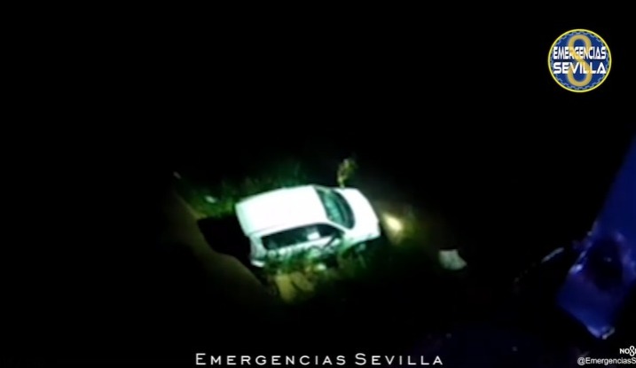 Una mujer herida tras caer su coche a un canal de riego en Sevilla