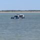 Un coche de la Policía Nacional se hunde en una playa de Sanlúcar