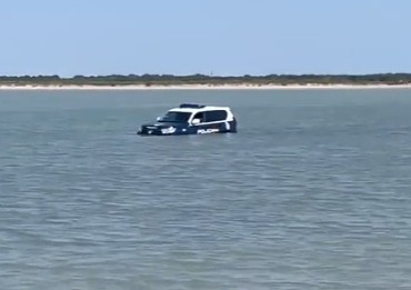 Un coche de la Policía Nacional se hunde en una playa de Sanlúcar