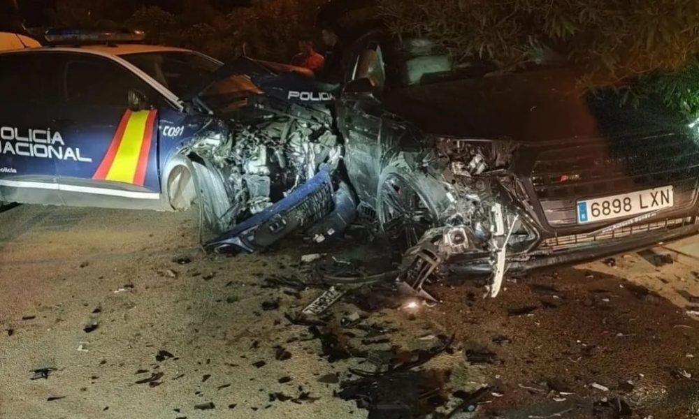 embiste coche policia