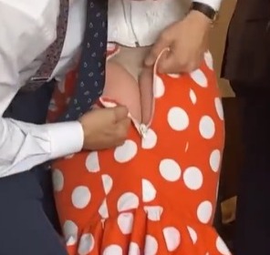 Se hace viral una flamenca intentando cerrar la cremallera de su falda