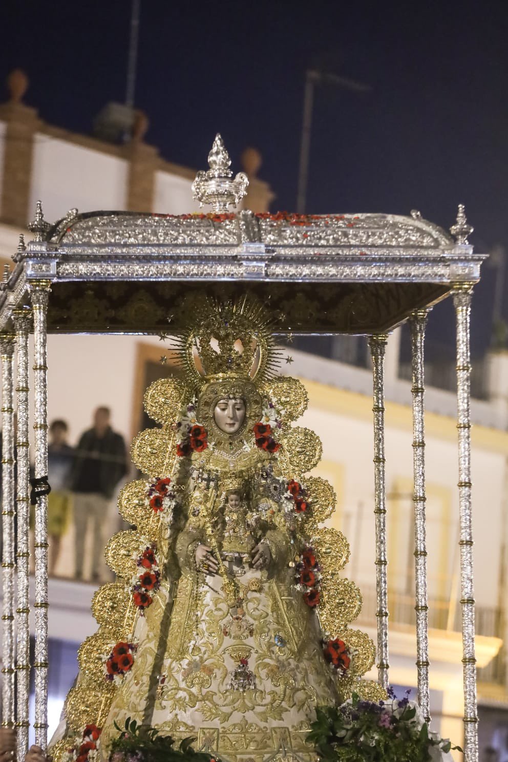 Solo tres horas de procesión de la Virgen del Rocío tras romperse su nuevo  paso