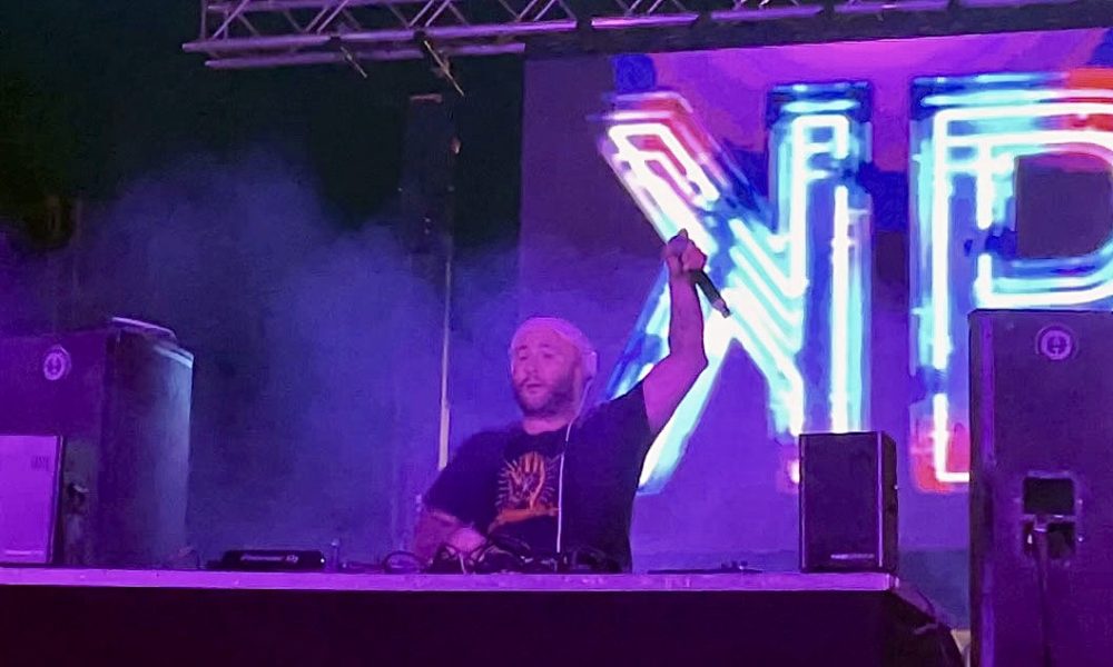 Kiko Rivera "pincha" en Minas de Riotinto con su mujer e hijas entre el público