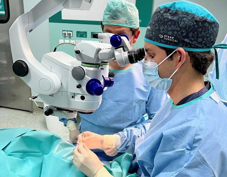 Los oftalmologos realizando un trasplante de cornea