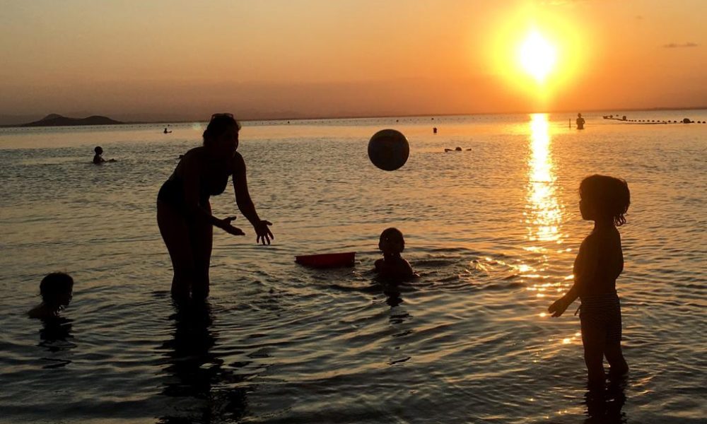 Playa ninos pelota