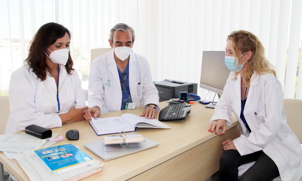Componentes Unidad de Melanomadras Almudena Fernandez y Lara Ferrandiz y el dr David Moreno