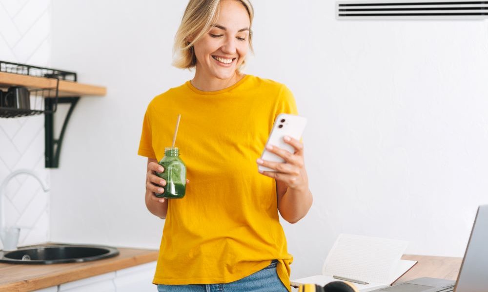 Mujer con movil y rejilla
