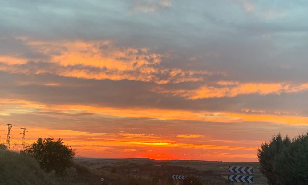 Puesta de sol carretera noche