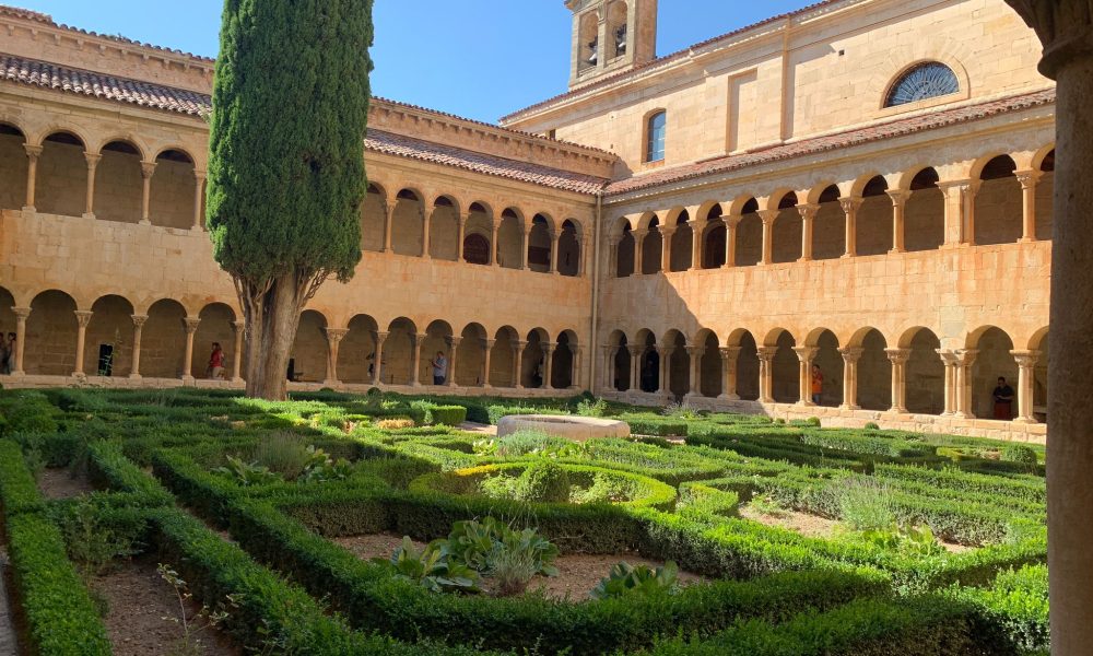 Monasterio patio cesped atrio
