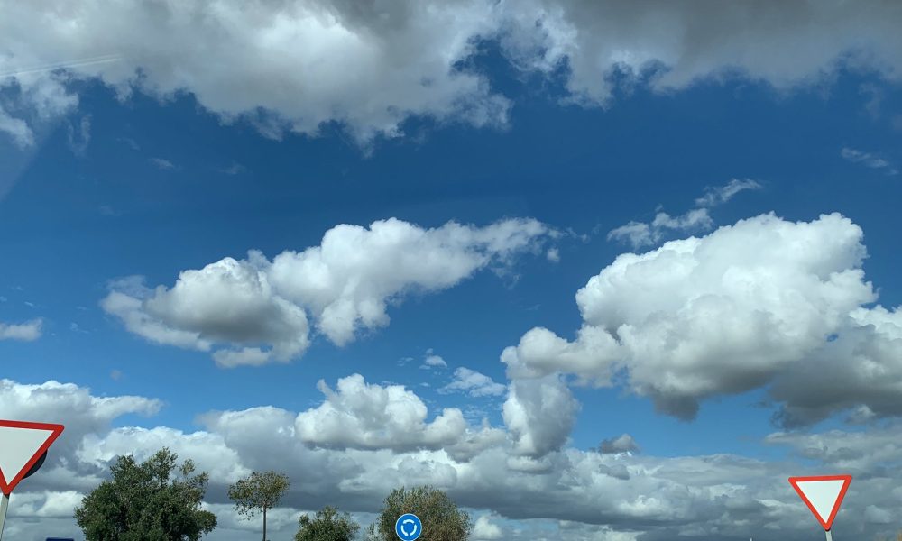 Nubes carretera cruce