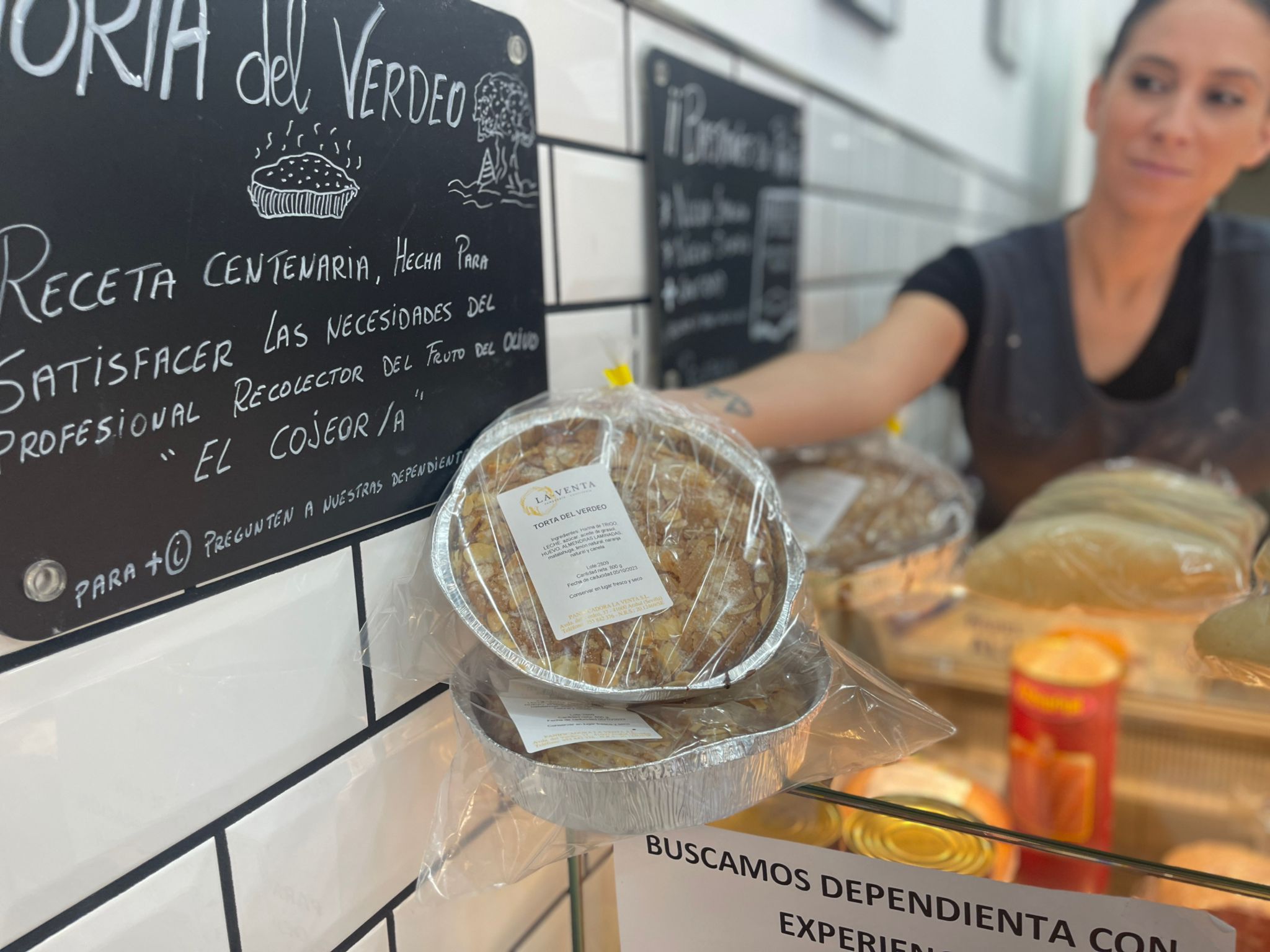 Crean en Arahal una torta dulce en honor a los "cogeores" de aceituna