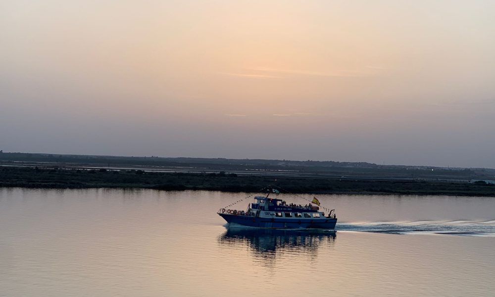 Barco ria Huelva Odiel