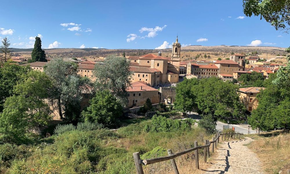 Pueblo vistas cesped