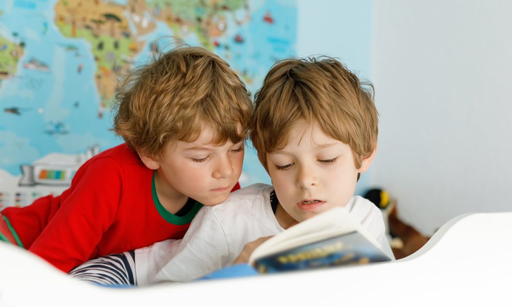 ninos leyendo