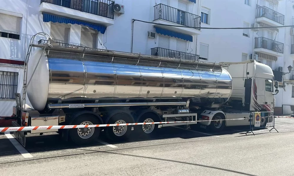 recorte camion agua lora.jpg