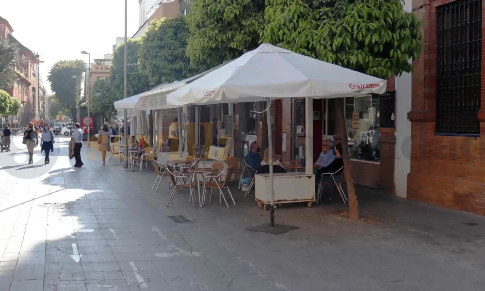 Calle San Jacinto 2 terraza bar gente mascarilla.jpg