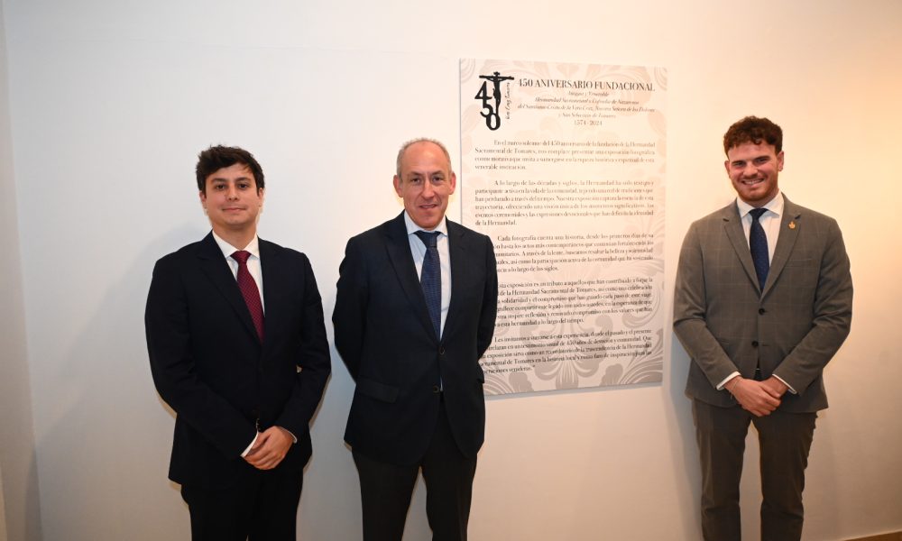 Diputado Cultura Casimiro Fernandez Alcalde Tomares Jose Maria Soriano y Hermano Mayor Sacramental Joaquin Manzano