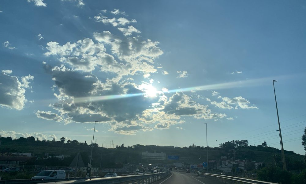 Carretera atardecer nubes