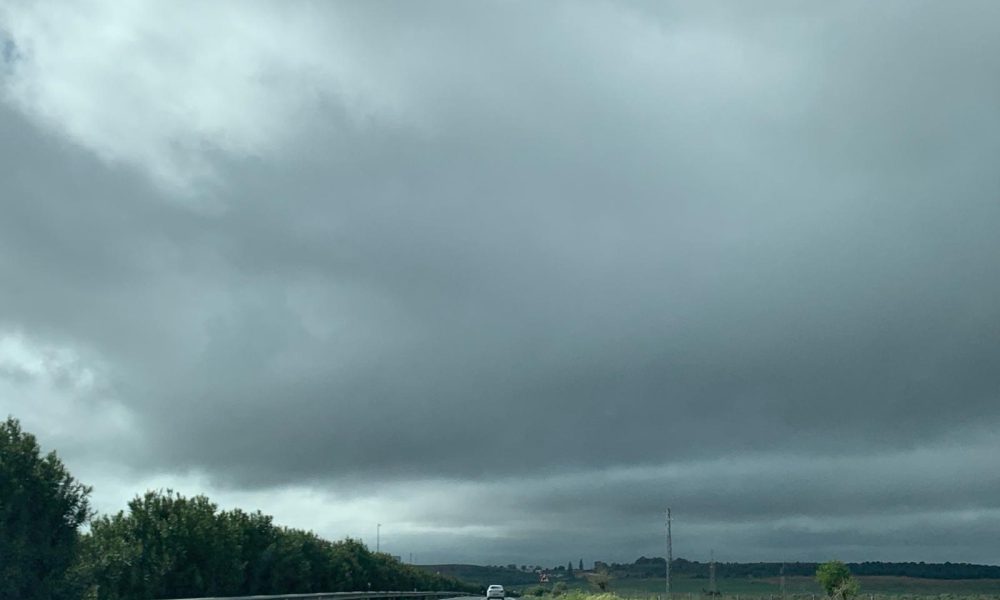carretera coche nubes