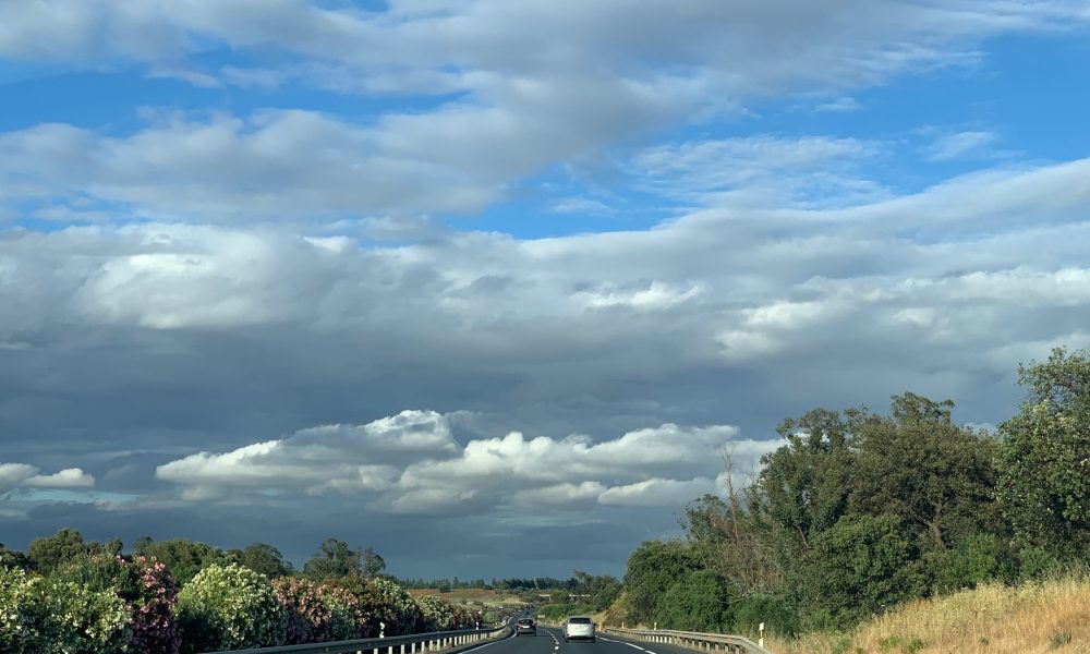 Carretera nubes coches