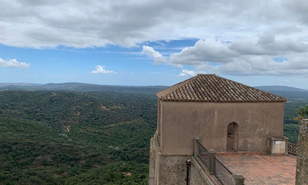 Torre campo nubes