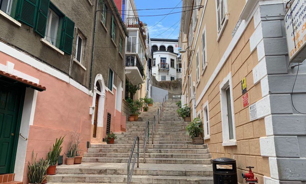 calle gibraltar escalera
