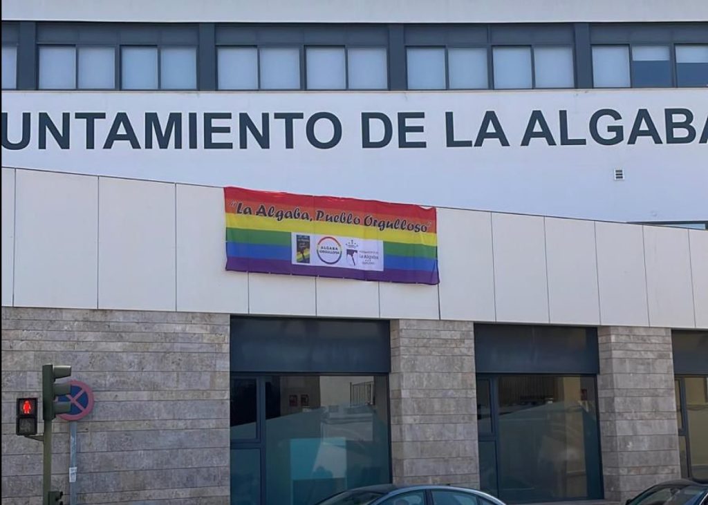 Vox pidió que se retirase la bandera del Orgullo de La Algaba horas ...