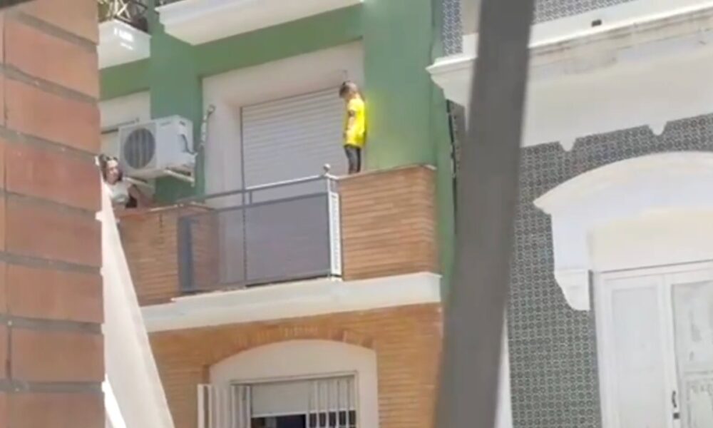 nino huelva balcon