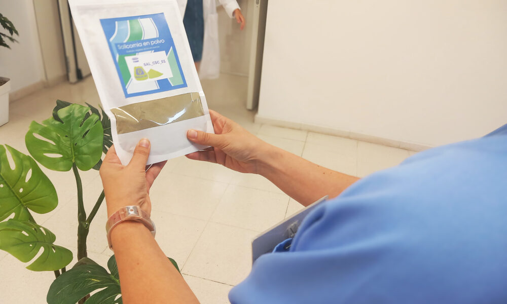 profesional sanitaria sosteniendo una bolsa de sal de salicornia