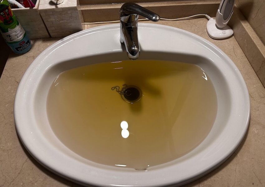 agua turbia lora del rio