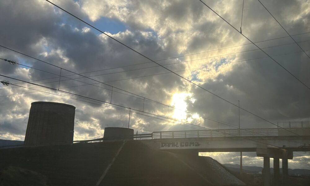 Puesta de sol puente nubes