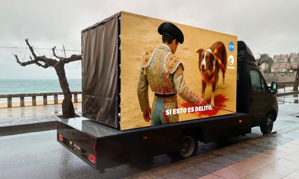 Camion antitaurino Pacma