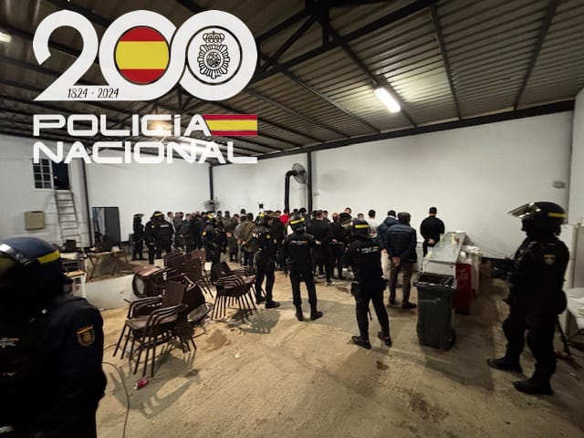 Pelea gallos policia