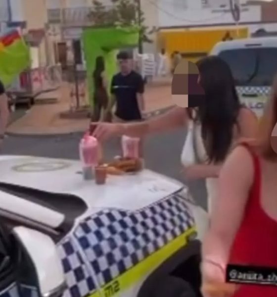 coche policia barra de bar