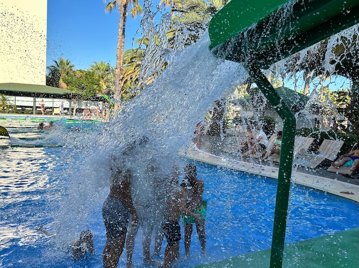 Ninos agua