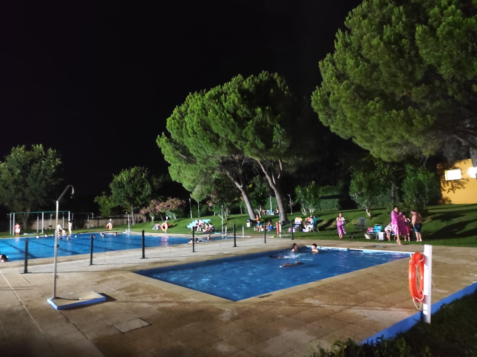 Piscina guillena noche