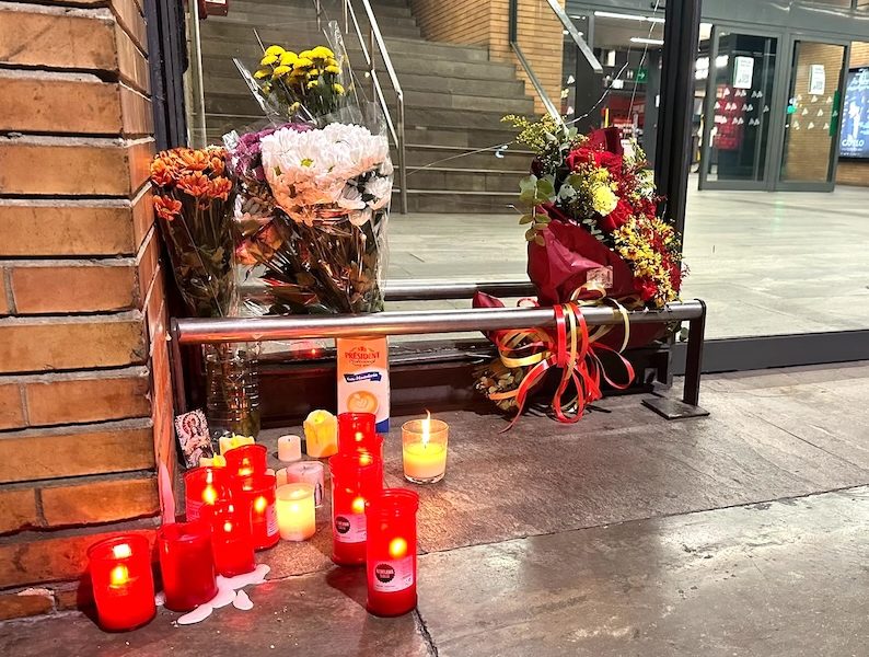 Altar flores estacion Santa Justa