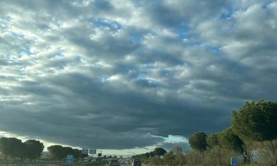 Carretera nubes coches