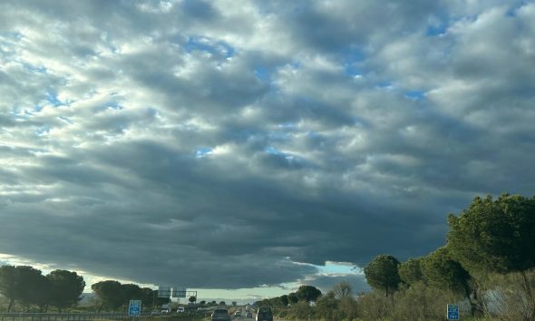 Carretera nubes coches