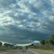 Carretera nubes coches